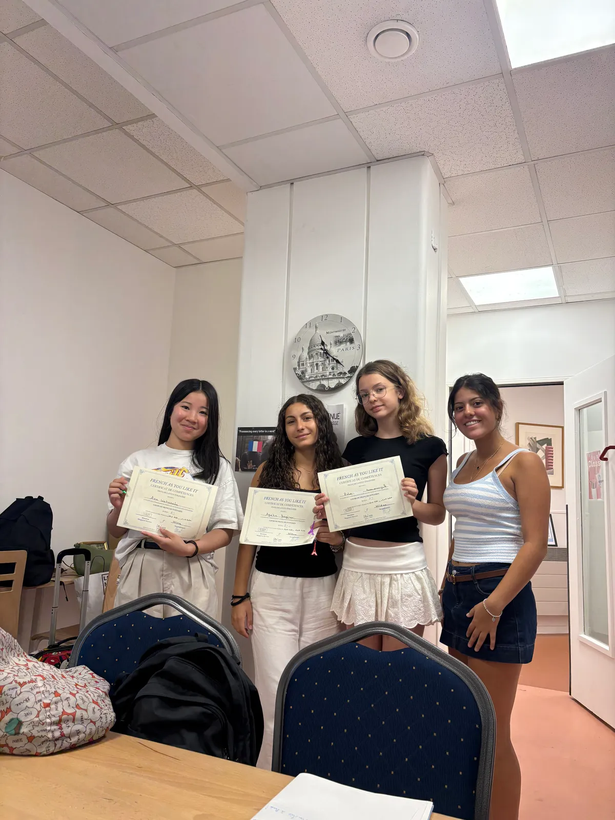 Adolescentes celebrando su graduación en nuestro campus Village Saint-Paul