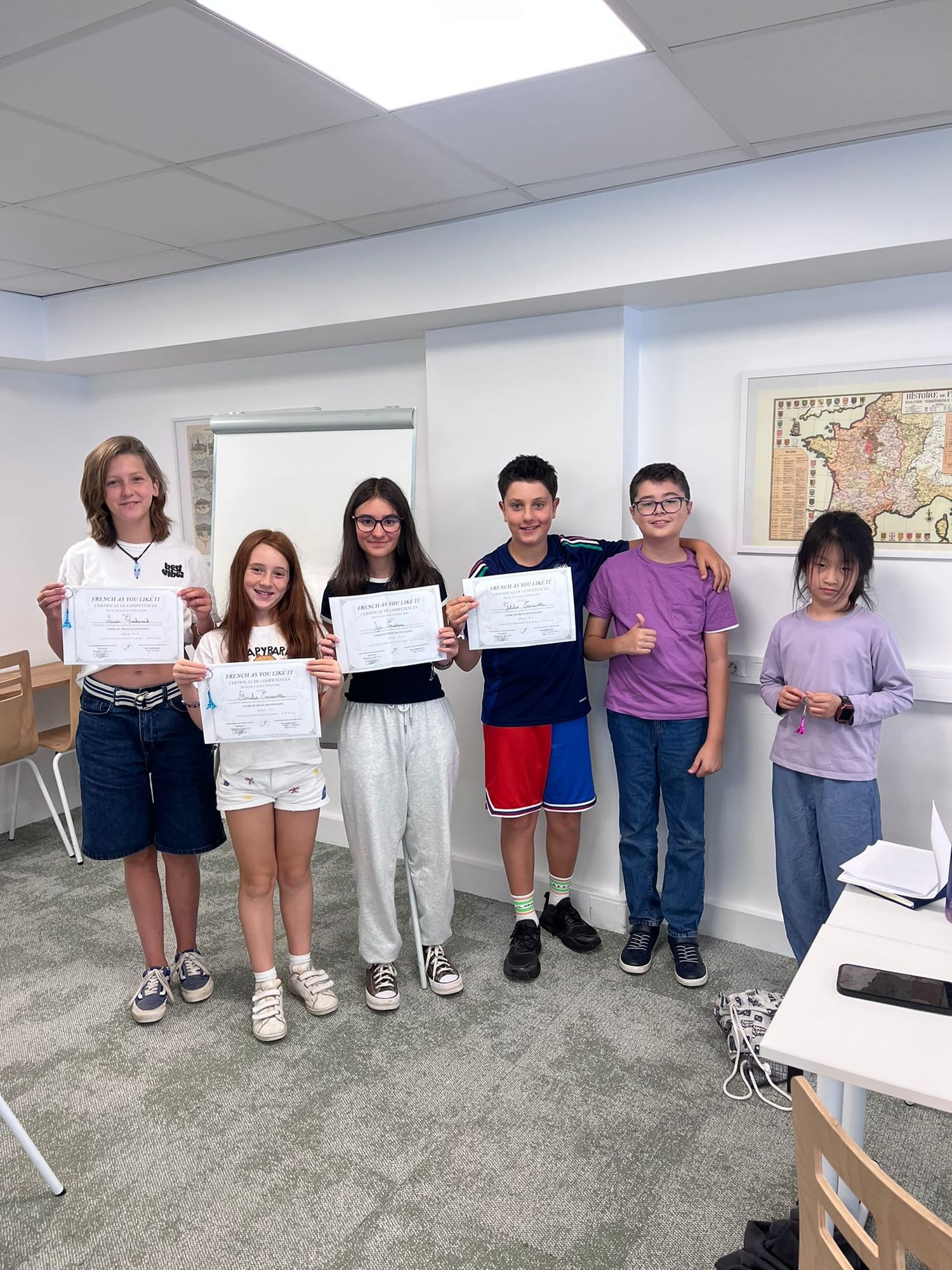 Niños y adolescentes aprendiendo francés con FAYLI en el campus del Village Saint-Paul en París
