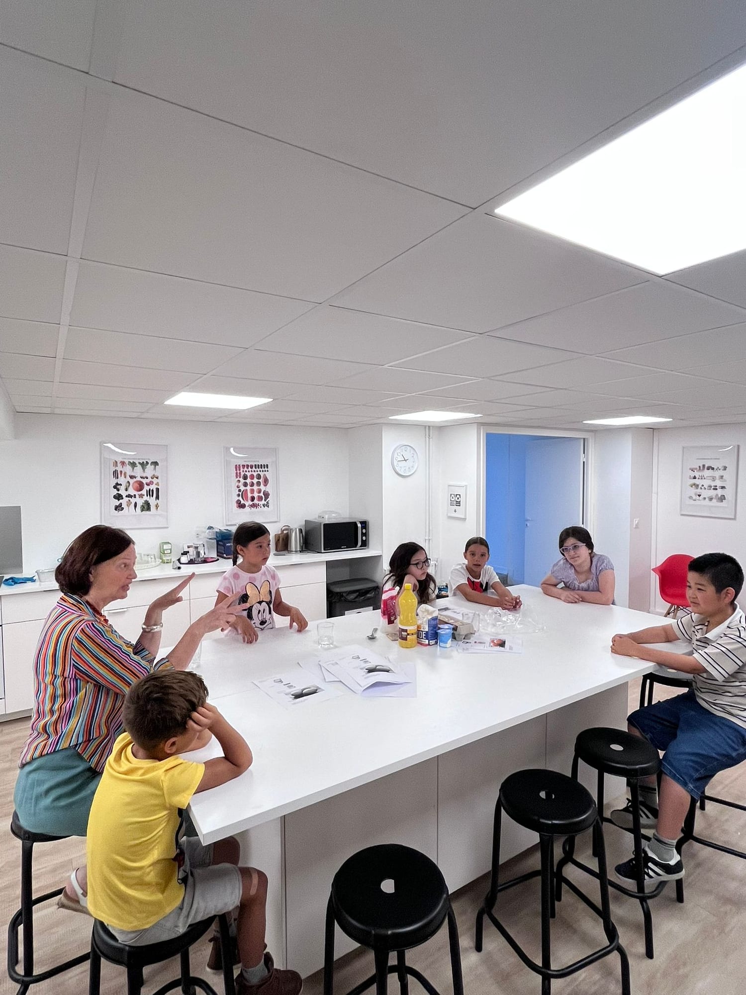 Niños en una clase de francés en micro-grupo de 7,5h por la mañana en FAYLI en París