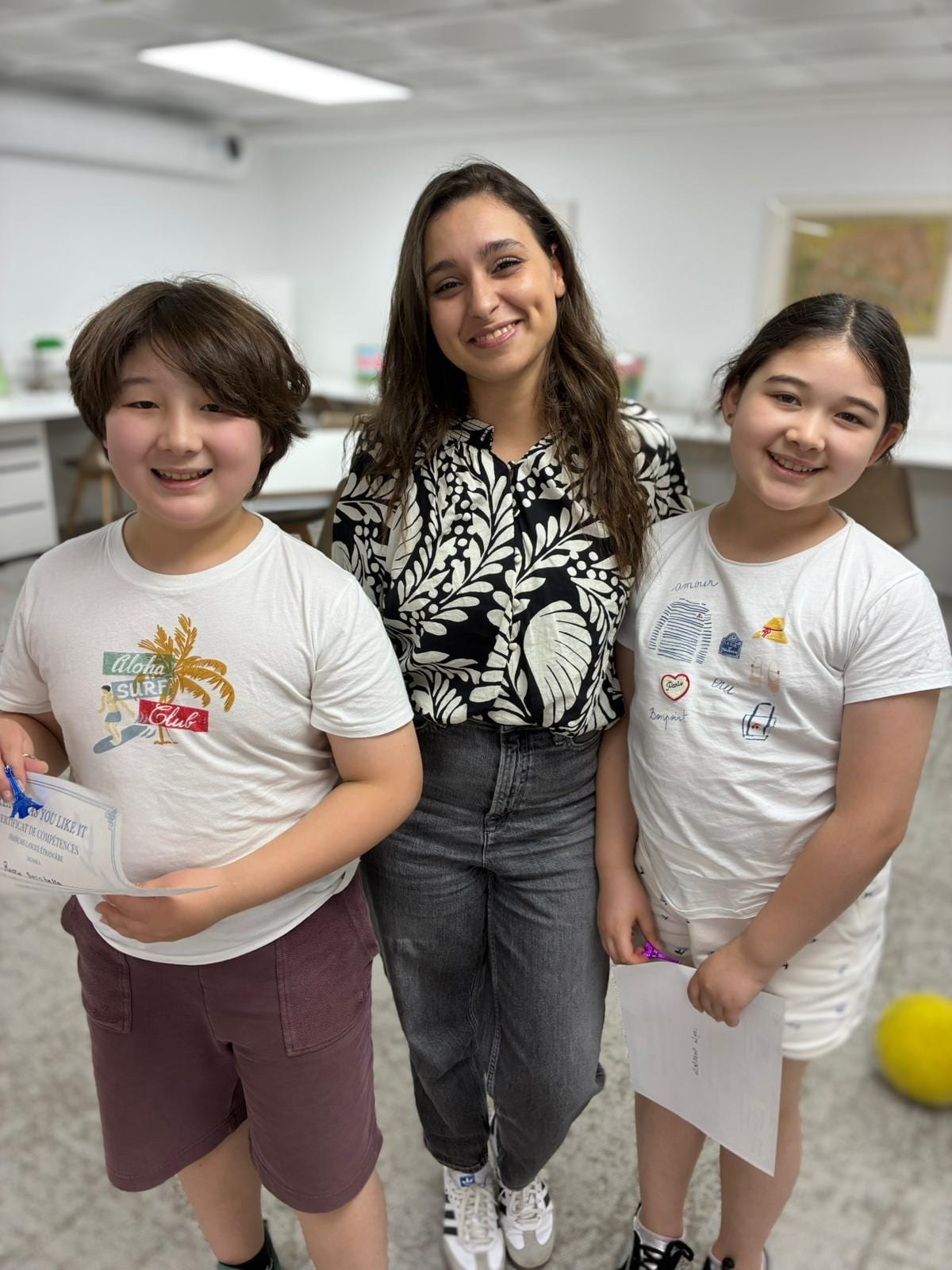 Niños mayores y adolescentes en un curso de francés de inmersión completa en FAYLI en París