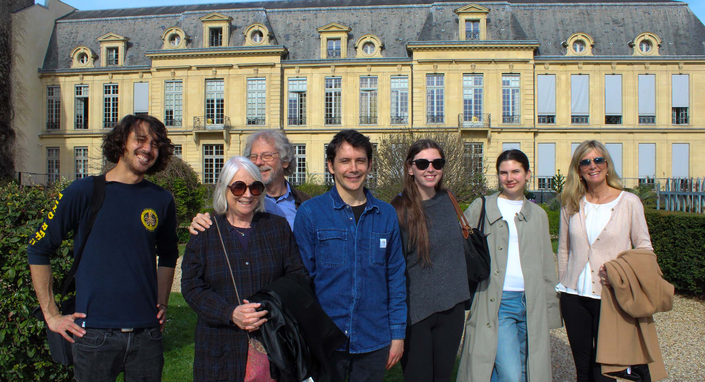 Alumnos disfrutando de una actividad en francés en París con French As You Like It