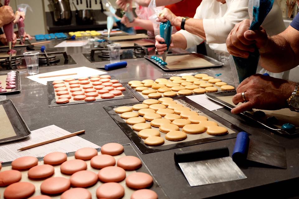 Alumnos en una clase de cocina francesa en París