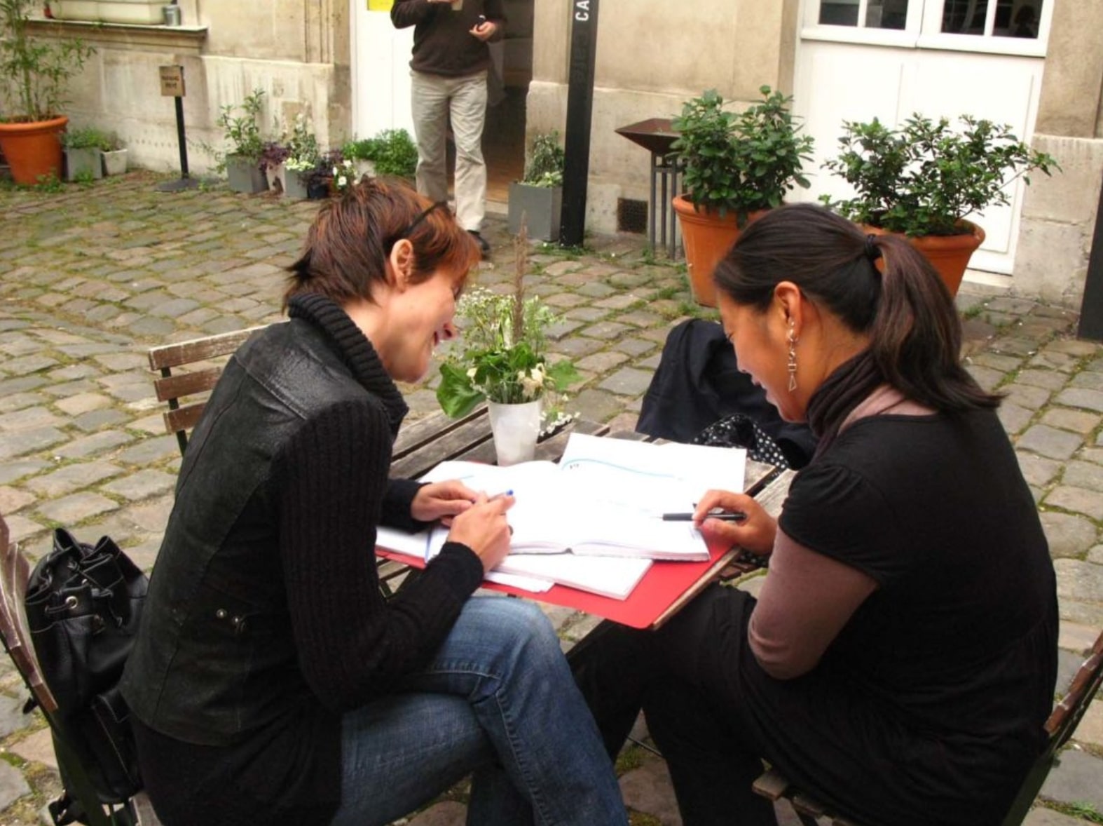 Marguerite Monnier et des étudiants chez French As You Like It