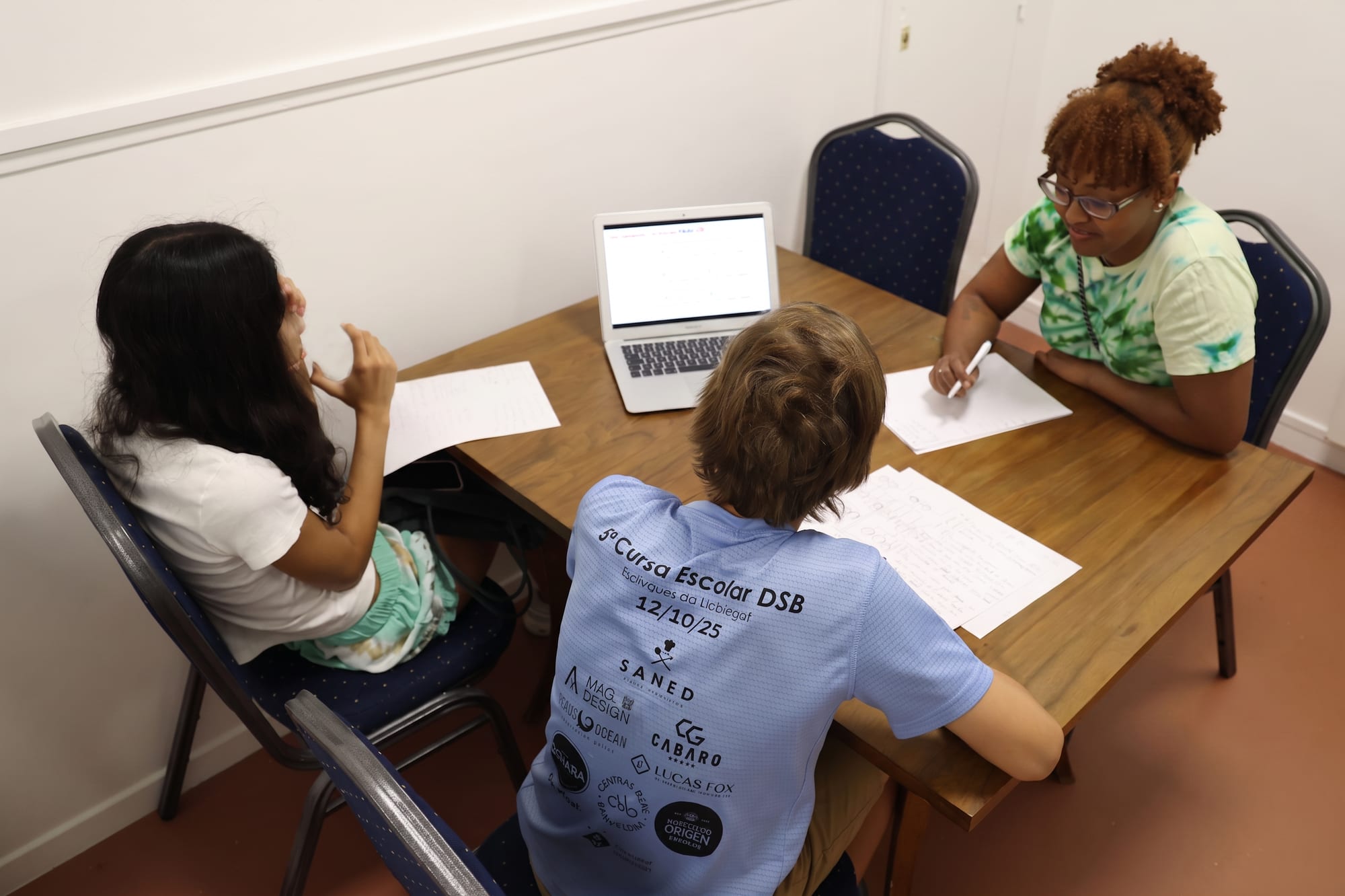 Un grupo reducido privado de estudiantes aprendiendo francés juntos