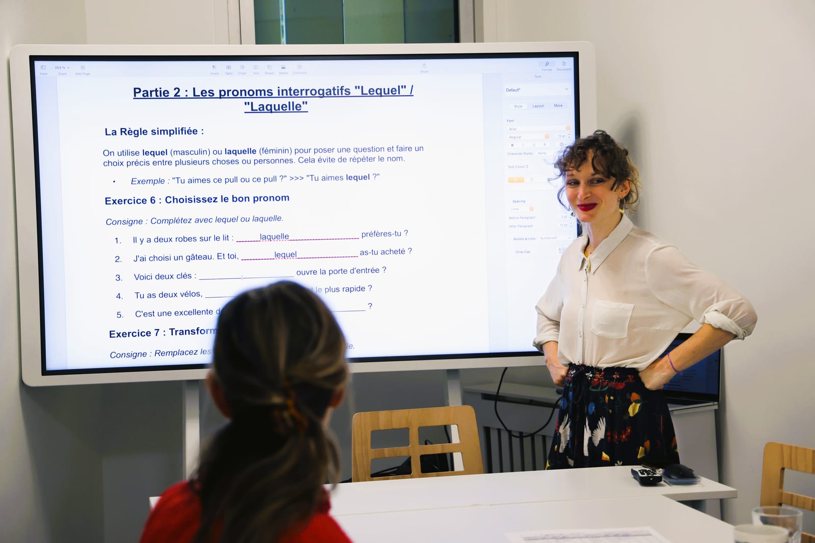 Una profesora de FAYLI explica los pronombres franceses a una alumna en una clase particular en París